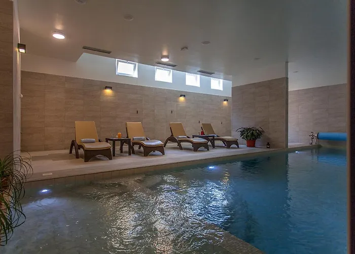 Manora فندق نيغيزيني